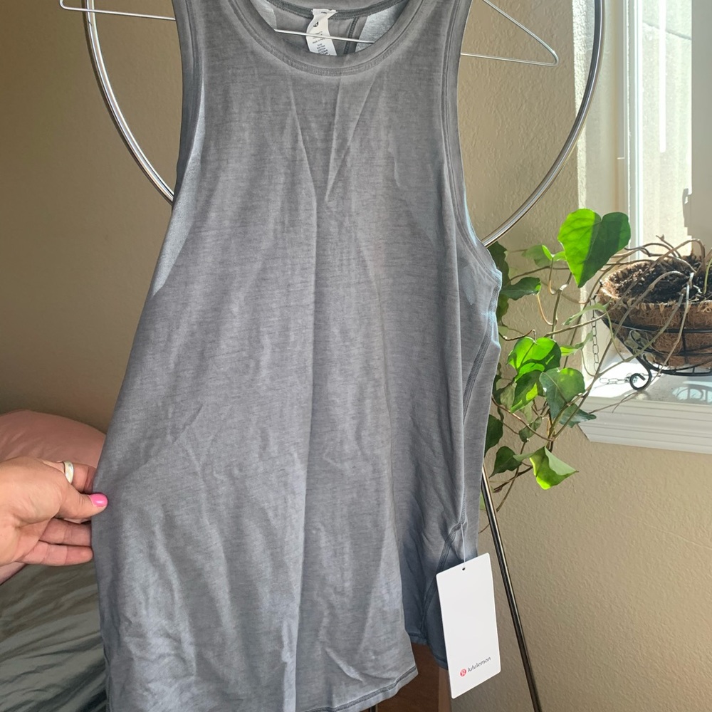 NWT lululemon cut back crop tank *Fade size 4 grey